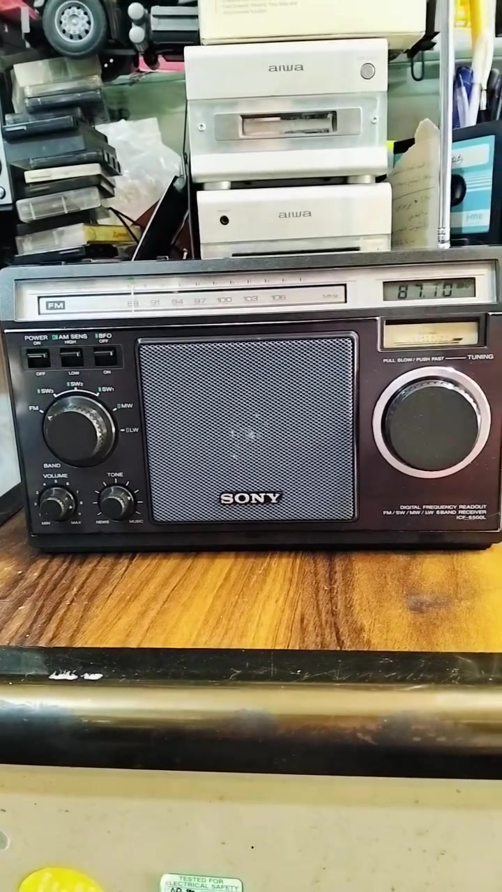 من نوادر 
راديو سوني SONY 
صناعه ياباني صنع سنة 1982 
جهاز بلادي غير داخل تصليح 
موجات الراديو 6 موجات مع FM 
اناره شغاله موشر كيج هوائي متحرك 
يعمل باتري وسط عدد 6 ومحوله خارجه 
يوجد فديو بالمنشور يوضح التشغيل 
للحجز والاستفسار المراسله على الخاص


**إذا كنت صاحب هذا الإعلان وتريد حذفه لأي سبب، رجاءا أرسل رسالة إلى الدعم الفني**