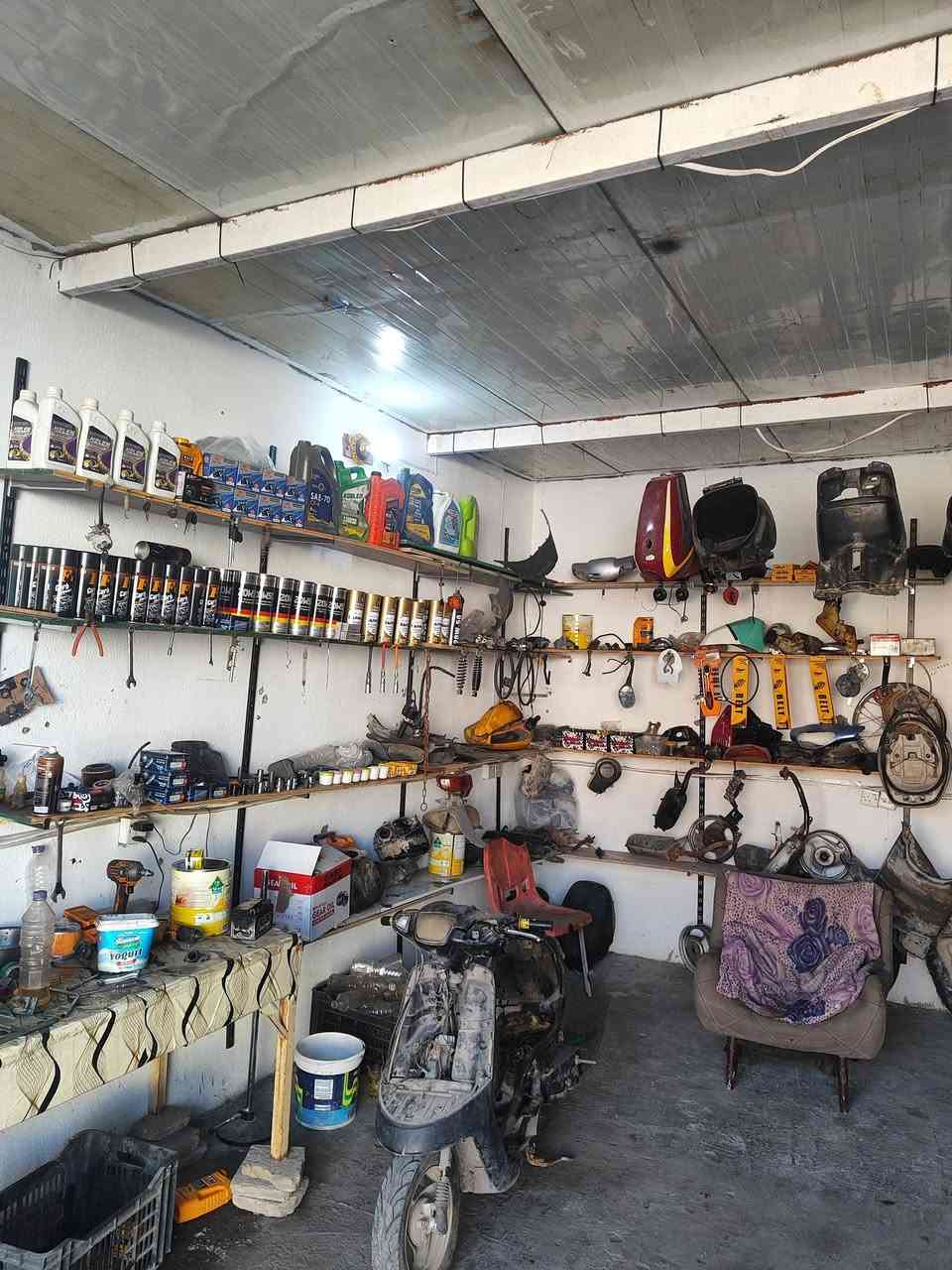 السلام عليكم من رخصت الاكروب محل للبيع مثث وكامل مابيعلك محل ابيعلك غراض مع تطلوعه المكان كربلاء حي العامل شارع السبيس السعر اتصال عل رقم ***********
