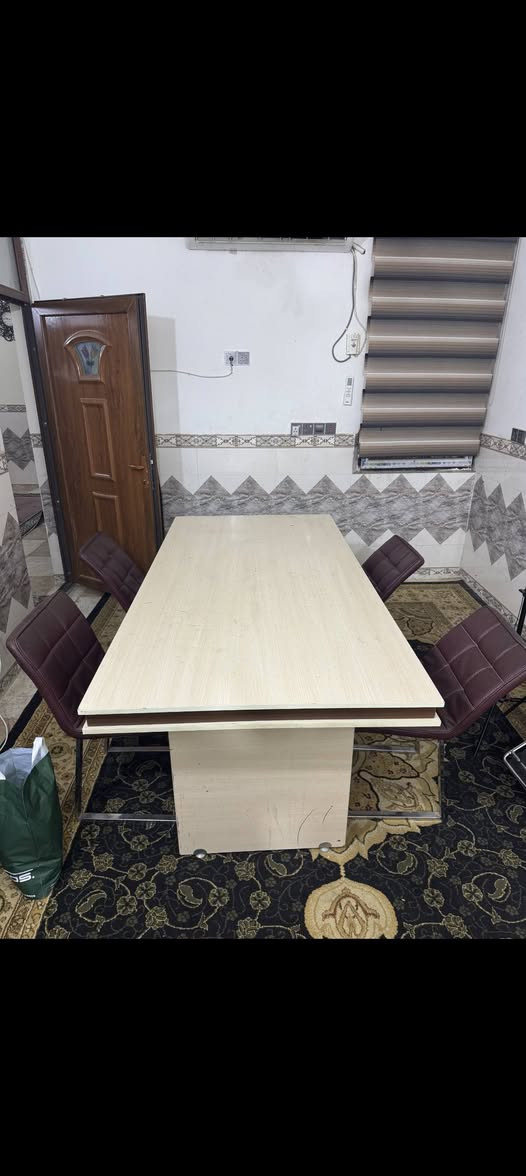 سلام عليكم حبايب عدي ميز طعام وياه 3 كراسي  
ميز نضيف كلش 
***********
