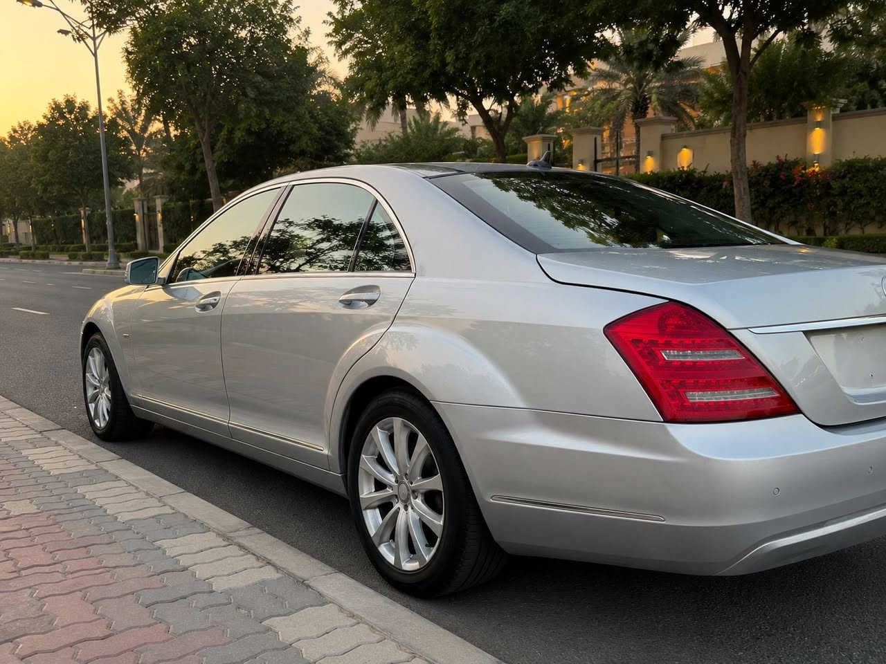 للبيع فقط / W220 S500 /2013
اصل وارد يابان دخول جديد كفاله عامه كص وفتح وصبغ وانتربول 
محرك : 278 توين تيربو 
الممشى : 120 الف 
الموديل :2013 
فول للاخير أعلا موصفات 
ناظور ليلي : 5 بردات : سقف بانورما : 
كشنات مساج وكهرباء وهيتر وتبريد 
وهزاز : تحديد مسار : حساسات امامي خلفي : لايت داينمك متحرك 
حساس مطر الخ … معروفه باقي تفاصيله 

سياره حاويه حديده غير مسجله 
مكانه بغداد المنصور 
والسعر 100  ورقه وبيه مجال جداً بسيط
للاستفسار :***********
