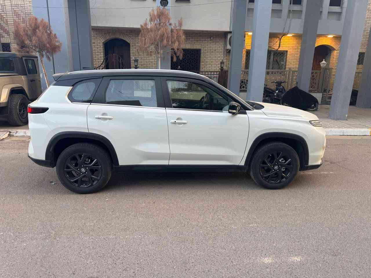 اوربان كروز ٢٠٢٥
سقف اسود تو كلر
ماشيه ٩٠٠ كيلو تعتبر زيرو على كد الهزة والترقيم وتبديل دهن اول استلام مكفولة من من كلشي
رقم بغداد فول مواصفات قمارة حديد
صيانه ٨٠ الف كيلو دهون وفلاتر
وضمان ٥ سنين
ساز
مكانها بغداد
سعرها ٢٨
***********
