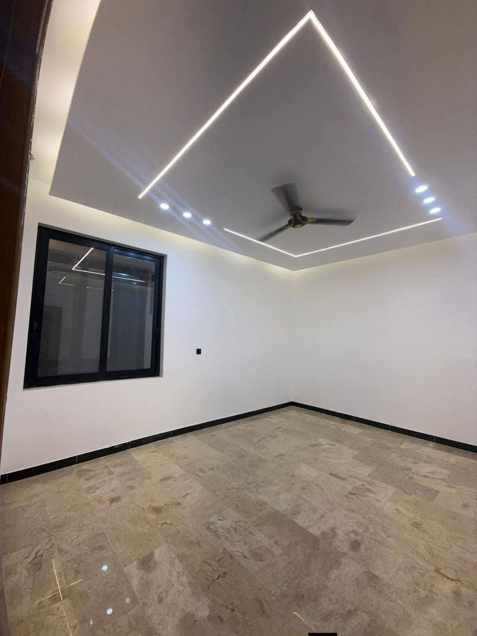 دار  للبيع 140م حي الجامعة قطاع 30 خلف اسماك ابن يوسف شارع 10 بناء حديث غير مسكون الواجهة 7 نزال 20 

يحتوي على 4 غرف نوم وصالتين ومطبخ حار وبارد واستقبال ومنور عدد 1 وشلال وصحيات عدد 3 مع سويت 
جمس بورد السقوف و الواجهة شكل هندسي بورسلين ارضيه مرمر كهرباء درجه اولى طابوق جمهوري شبابيك المنيوم 
لمسات مهندس لطيفه 

__العنوان المكتب  /النجف الاشرف _حي العدالة _شارع المستوصف 
 
نستقبل جميع العروض التجارية في كافه احياء النجف اداره مكتب الميار للعقار 

🟨للاستفسار الاتصال على الرقم التالي او مراسلة الصفحة 
 
📞 عباس الجنابي ***********
