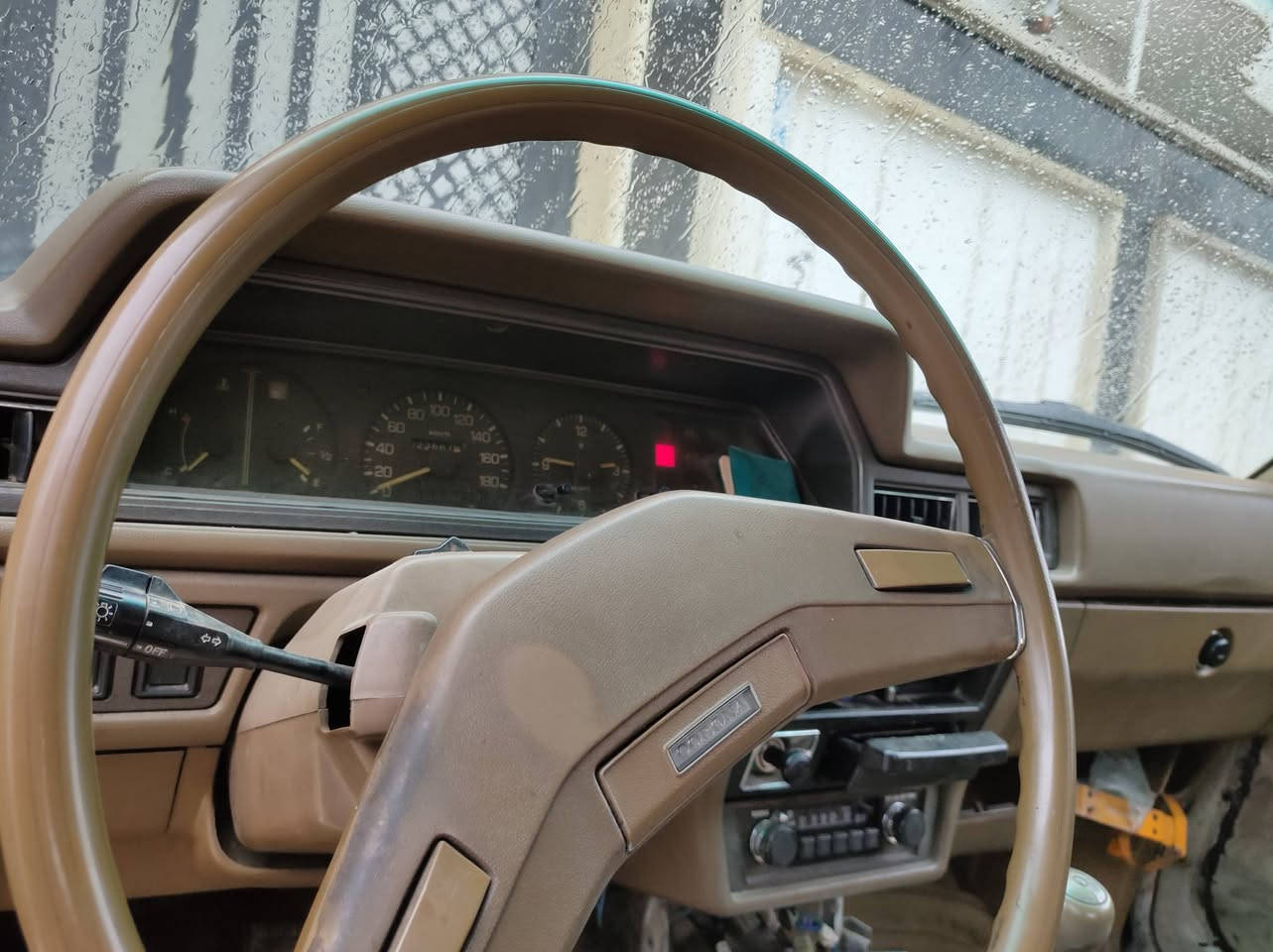 سيارة بأسمي من 1981  كير محرك صبغ طخم  وضع شركة   المحرك استندر  بستن وكرنك  لا صرف ولانفخ  السيارة  بيها  زنجار ع الصبغ  لان  جانت واكفة  سنين ،
موصل   ***********    بي  واتس
السعر 32 وبي مجال
