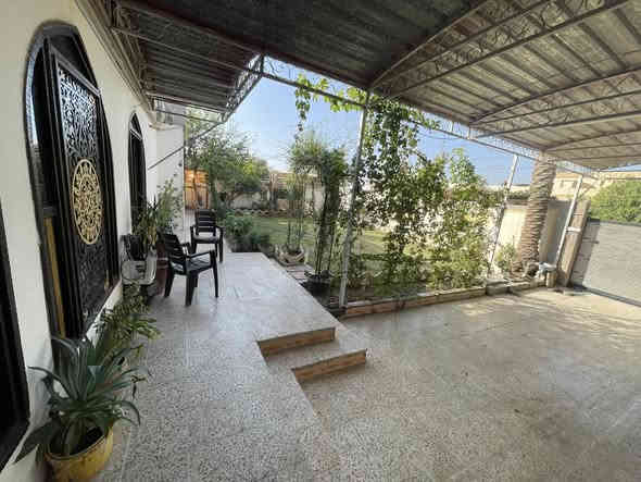 السلام عليكم 

دار للبيع منطقه دوميز الظباط  الطابو بسم شخص واحد مساحه الدار 400 متر. + فضله 150 متر مع الدار 
الطابق الارضي

الطابق الارضي 
2غرف نوم4في4

غرفه خطار 7 في 4
غرفه خطار 4 في 4 ونص
مطبخ 4 في 4

الطابق العلوي

غرفه نوم 5 في 4
صحيات 
مخزن 
سعر الدار 315
***********
