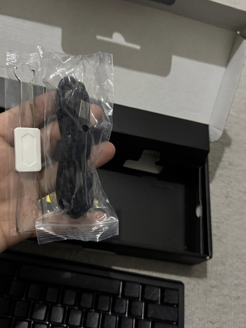 Keyboard:

ATTACK SHARK X68 PRO HE Wireless + Wire جدید

� معلومات أساسية

 • الموديل: X68 PRO HE

 • نوع السويتش: مغناطيسي (Hall Effect)

 • Hot-Swap: ✅ تگدر تبدل السويتشات

 • الكيكابس: PBT دبل شوت (ما تبهت)

 • الهيكل: ألمنيوم CNC قوي

� البطارية:5000mAh🔋

� الحجم والوزن

 • الوزن: 780 غرام

 • الحجم: 32.5 × 11 × 4 سم

✔️ سرعة 8000Hz

✔️ Rapid Trigger 0.005mm

✔️ واير + وايرلس

✔️ سويتش مغناطيسي

✔️ تفعيل قابل للتعديل

اللون: أسود

سعر:٧٠ الف


**إذا كنت صاحب هذا الإعلان وتريد حذفه لأي سبب، رجاءا أرسل رسالة إلى الدعم الفني**