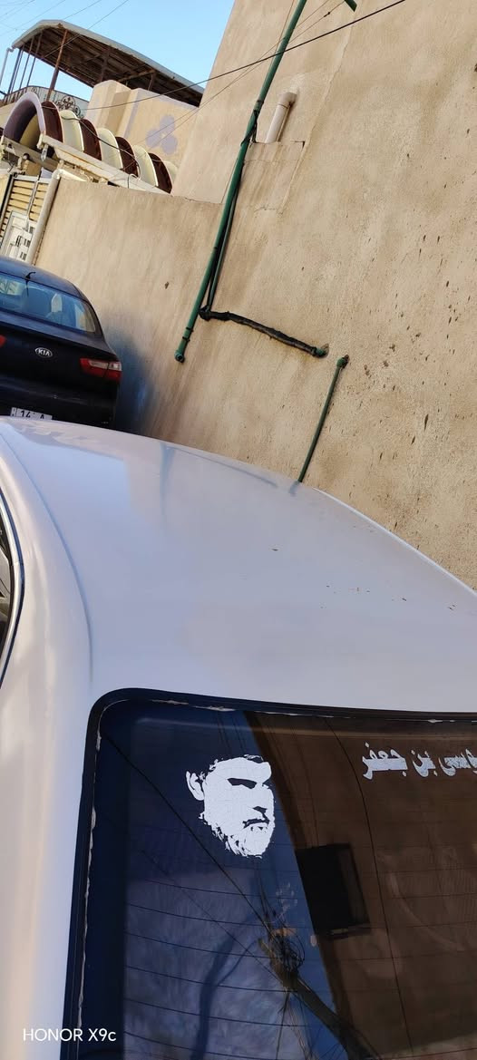 السلام عليكم سياره بطه للبيع كامله محرك وكير جديدات تخم تاير جديد حداديه جديده سياره كفاله  من الضربه والنقل جثه رقم الهاتف ***********
