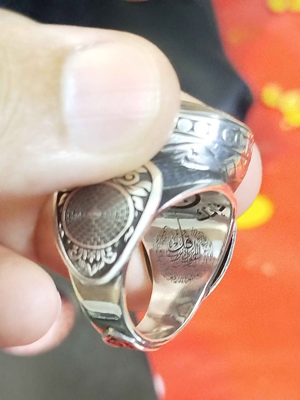 ✨ خاتم فاخر من الفضة عيار 925
متوج بحجر موسى جاد الطبيعي بتفاصيله الفريدة، ومزخرف بنقش أسماء الله الحسنى كاملة على الجانبين، بينما يحمل من الداخل المعوذات، وختم النبوة، ونقش التوحيد بإتقان يمنحه طابعًا مميزًا.
📏 المقاس: 22
📍 متوفر داخل مصر فقط
📩 للتواصل: خاص أو واتساب 01100362074 القاهرة, مصر


**إذا كنت صاحب هذا الإعلان وتريد حذفه لأي سبب، رجاءا أرسل رسالة إلى الدعم الفني**