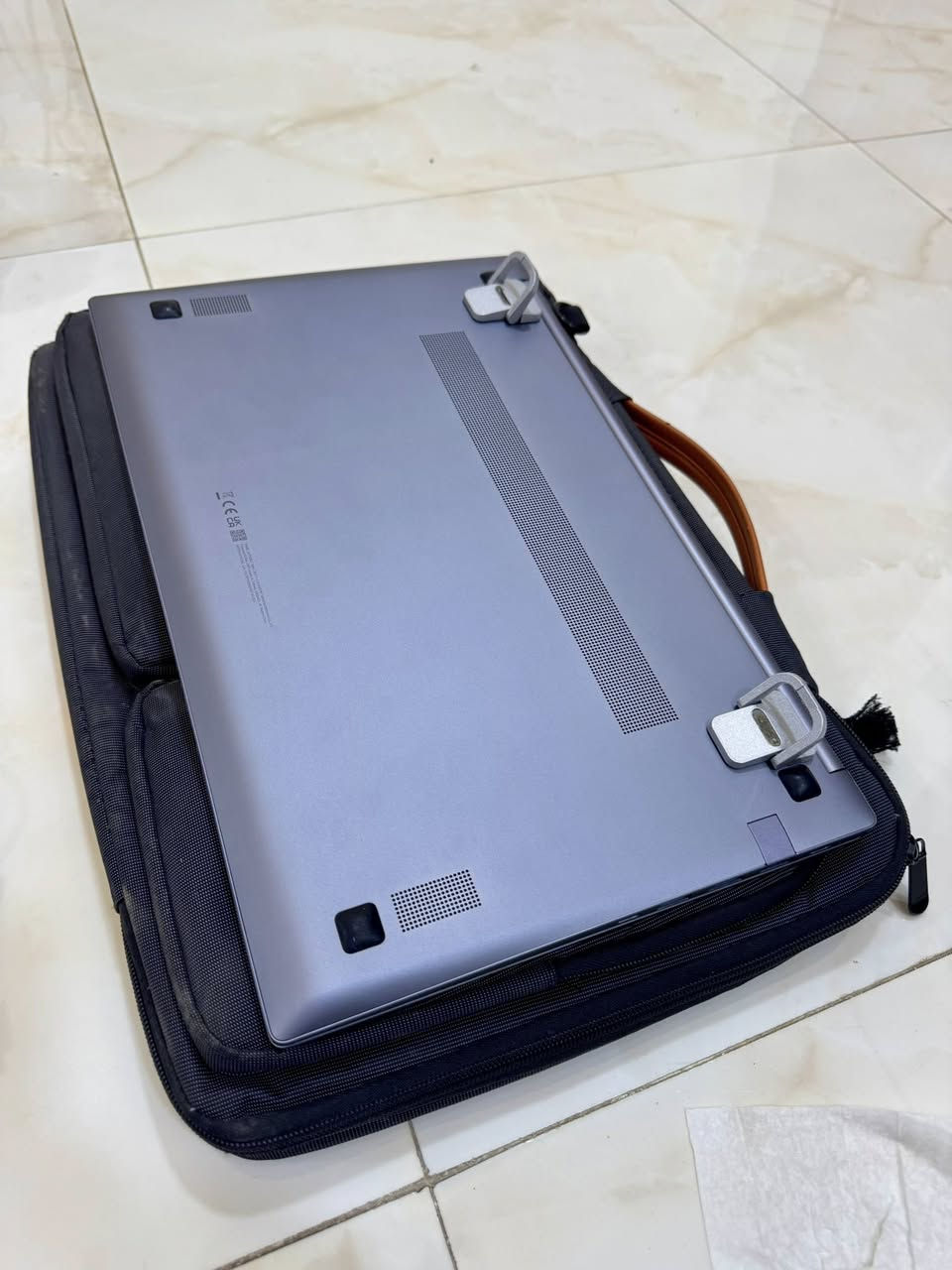Samsung Galaxy Book 4 (180°) أوربي
المصدر: تم شراؤه شخصياً من فنلندا (الاتحاد الأوروبي).
 الحالة: مستخدم بشكل قليل جداً، وبحالة مصنعية سليمة تماماً
 المواصفات الفنية:
 الموديل الدقيق: Galaxy Book 4 (NP750XGK).
 المعالج:  Intel Core i5TM (الجيل الحديث - أداء سريع وموفر للطاقة )
 الذاكرة العشوائية (RAM): سعة 8 جيجابايت.
 الهارد (SSD): ذاكرة فائقة السرعة بسعة 512 جيجابايت NVMe.
 الشاشة: شاشة غامرة بدقة FHD وحواف نحيفة جداً مقاومة للانعكاس.
 لوحة المفاتيح: لوحة كاملة الحجم (تتضمن الأرقام الجانبية Numpad) بتوزيع أوروبي.

يفتح بزاوية 180 درجة كاملة، أي يمكنك بسط الشاشة لتصبح بمستوى لوحة المفاتيح تماماً على الطاولة.

السعر 849 الف دينار عراقي
المكان: بغداد- لا توجد خدمة توصيل
للتواصل على واتساب:

009647746496230


**إذا كنت صاحب هذا الإعلان وتريد حذفه لأي سبب، رجاءا أرسل رسالة إلى الدعم الفني**