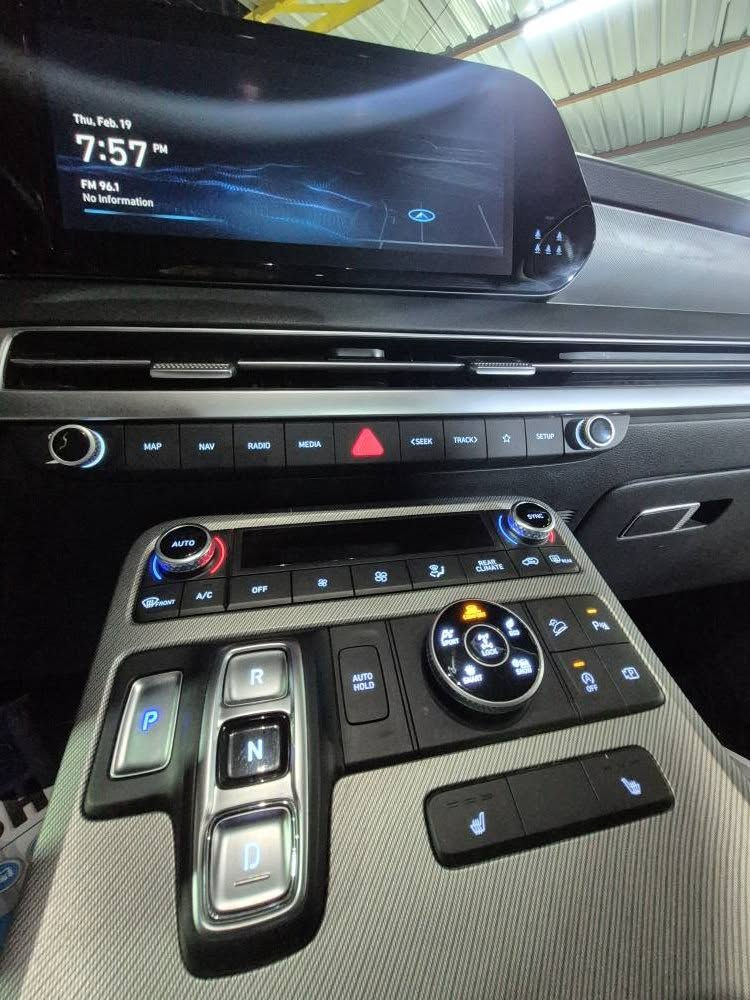 السلام عليكم 
هيونداي باليسايد 2023 
وارد امريكي 
مواصفات SEL 
محرك 3.8 
ماشية 24 الف ميل 
ضررها جاملغ السايق صبغ 
بصمة وتشغيل عن بعد 
كشنات جلد وتدفئة كشنات 
كشنات امامية كهرباء 
جنطة كهرباء 
كشنات الوسطية سياحي منفصل 
رادارات امامي وجانبي قيادة ذاتية وتحديد مسار 
شحن وايرلس 
حساسات خلفية 
وبعد هواي مواصفات بيها 
دخول جديد وترقيم جديد اربيل 
سنوية بأسمي تحويل مباشر 
السعر 270 وبيها مجال 
مكاني بغداد حي الجهاد 
***********
*********** بغداد, العراق
