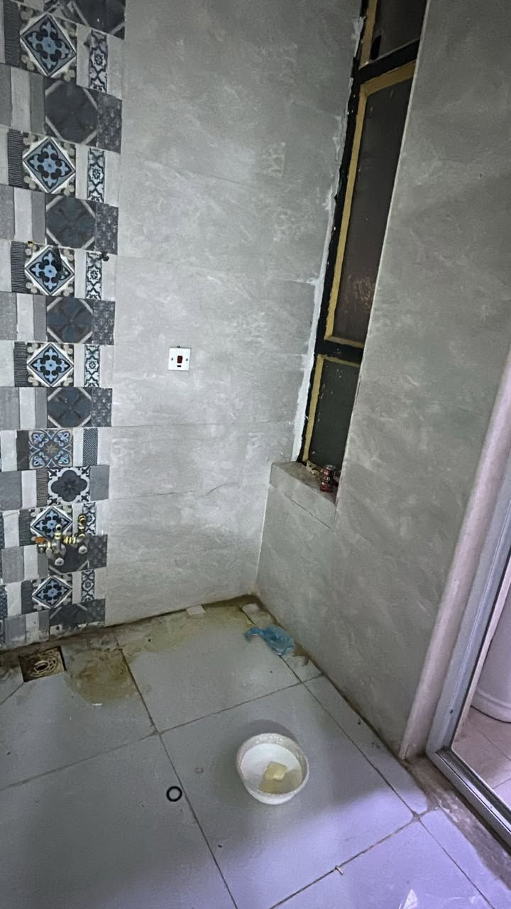 #شقة للايجار في الاسكان شارع مستشفى الطفل جديده 2 نوم استقبال خدمات طابق 1 عائله او طلاب ماكو مشكله نظيفة جدا مثل ما موضح بالصور 
لاي استفسار الاتصال على الحاج ابو محمد 
***********
