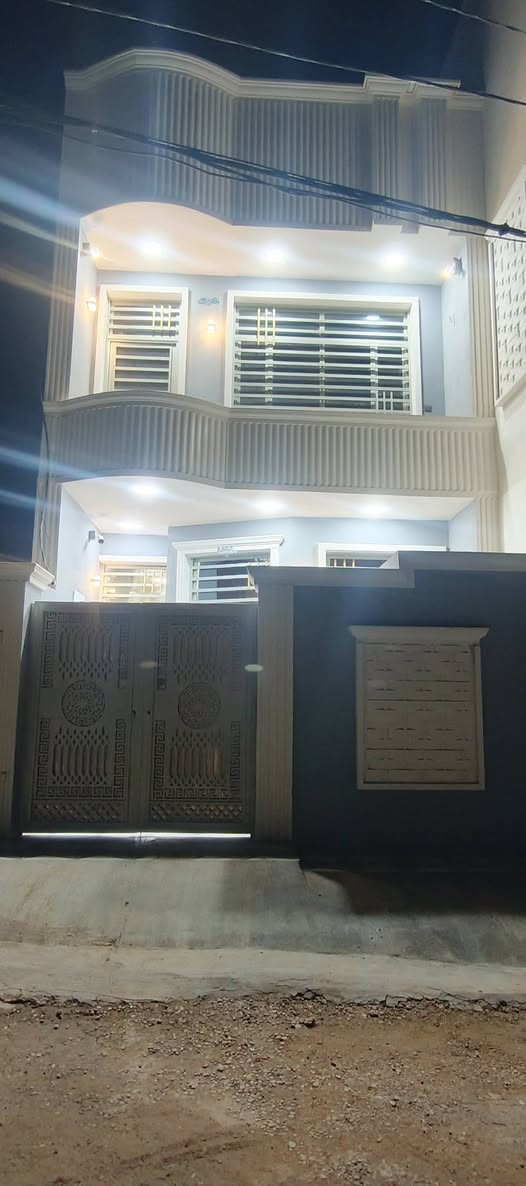 السلام عليكم بيت للبيع مساحه 100متر مربع ال 4000 قرب شارع 15 قرب مدرسة سامرة طابقين كامل فول بناء 2026 بناء درجه اولى 3 غرف النوم 3 حمامات استقبال كلشي واضح بالصور البيت بسمي ***********

