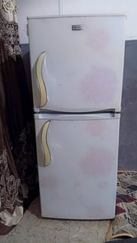 ثلاجة بلادية ما مصلحة شغاله حجم وسط 100 الف الاستفسار على رقم 07750837...