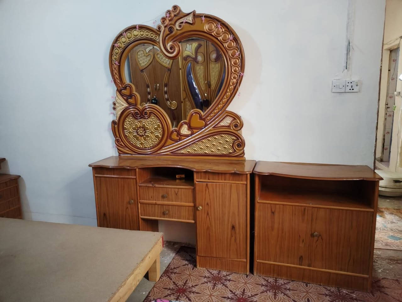 غرفة اخشاب للبيع نظيفه احسن من الصورة . الي يريدها يتواصل مع الرقم ***********
