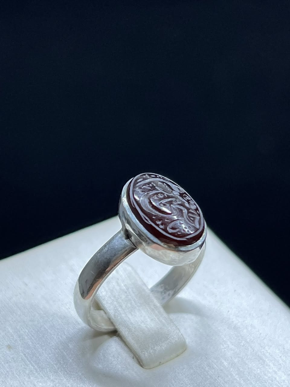 خاتم عقيق يماني كرزي 

صياغة يدوية

الشراي***********

المكان بغداد حي اور 

توصيل ماعندي
