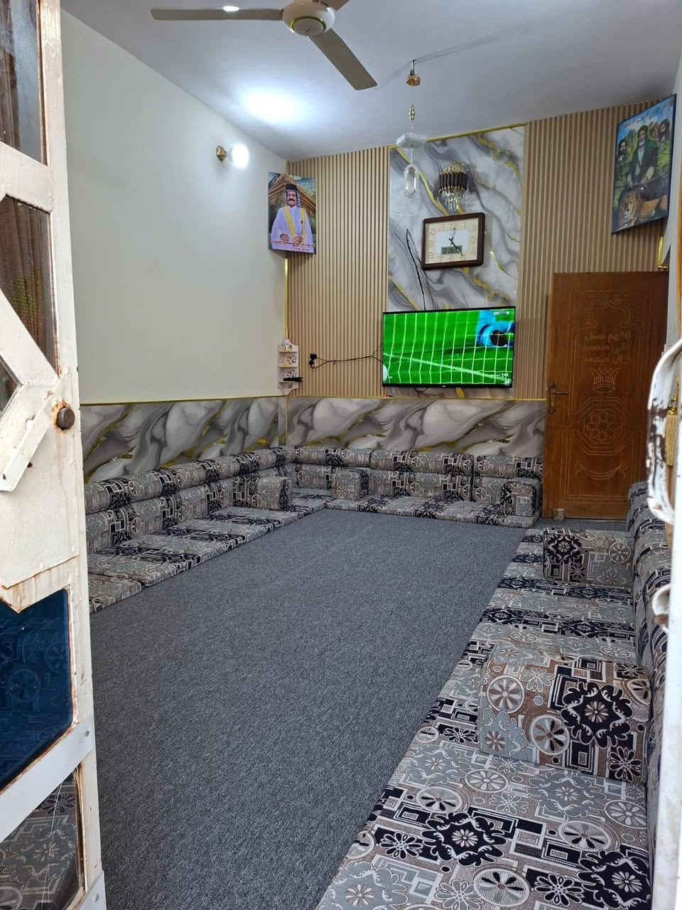 بيت للبيع طابق واحد يتكون
من كراج وديوانيه 6م
وصاله طول 6
وغرف نوم 2
ومطبخ وصحيات
وغرفة سندويج بنل ومخزن
البصرة /الحيانية /قرب مستوصف حي المربع
السعر 130 وبيه مجال قليل
وبيه طابو ، مساحته 150 م
والبيت بناء جديد صارله 8 سنوات
الاستفسار والاتصال : ***********
