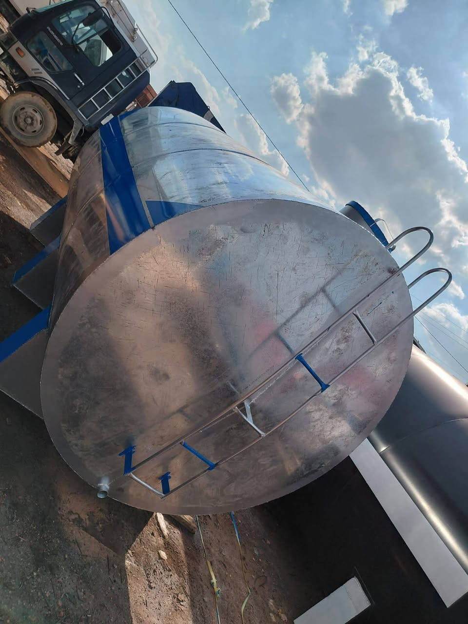 حدادة لصناعة الخزانات الماء والوقود والمقاطير الزراعية
***********
***********
