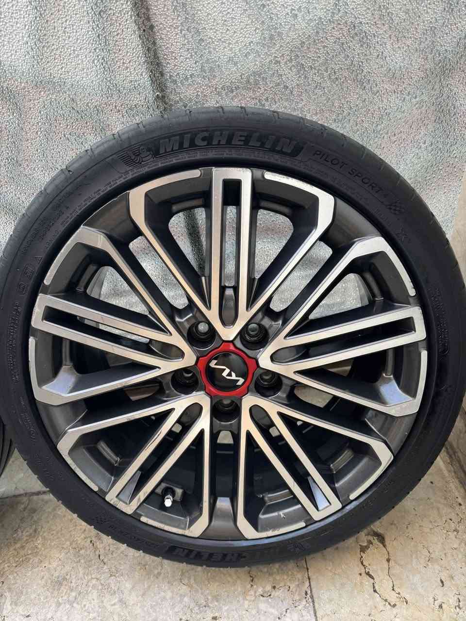 السلام عليكم 
تخم ويل فورتي GT  مع تخم تاير
قياس 18 المرغوب 
تايرين مشلن وتايرين كمهو 
للاتصال ***********
