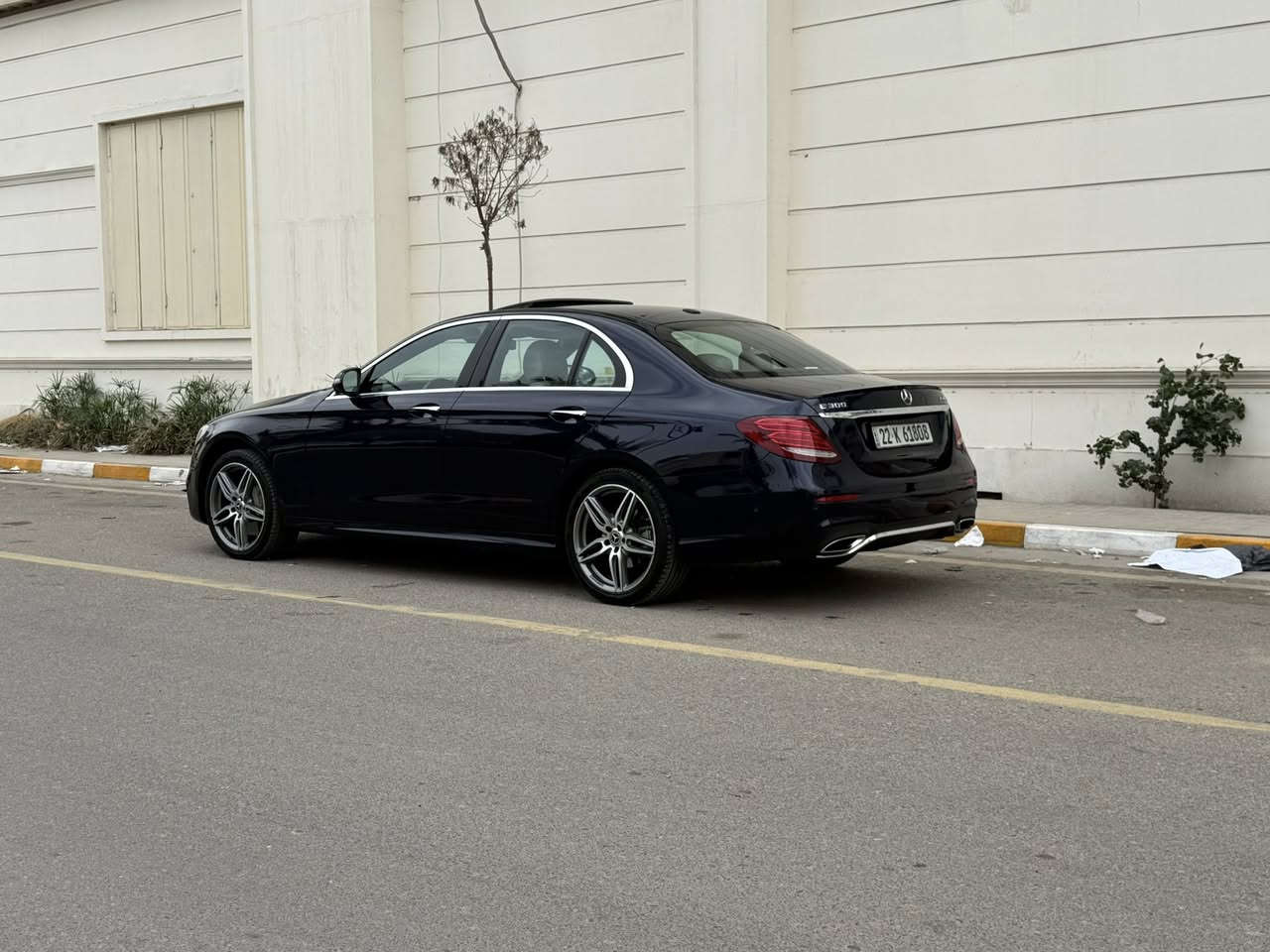 للبيع مارسدس E300 موديل 2019 تو ويل ماشية 82 الف كيلو حادثها موجود بالصور بدون نواقص صفر مسج السيارة  
فتحة سقف 
٤ كامرات ٣٦٠
حساسات امامي خلفي
داخل بيجي 
جنطة كهرباء
ستيرن كهرباء
كشنات كهرباء وخزن ميموري 
انارة محيطية 
شاشة متصل 
سيارة جديدة وبدون نواقص رقم اربيل باسمي 
مكان السيارة اليرموك 
***********
السعر 29000$ وبيها مجال
