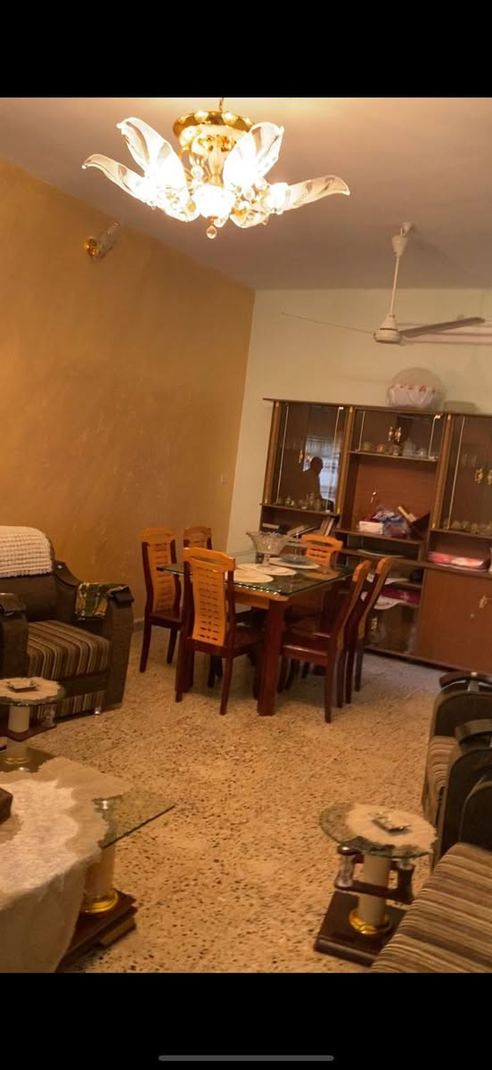 دار سكنية للبيع (حي المخابرات )
 400 متر مربع بناء درجة اولى طابقين 3 غرف نوم وديوانية وهول ومسلك ومطبخ وصحيات عدد 2 . الراغبين بالشراء الاتصال بمكتب سعيد الدوسري للعقار . هيت شارع المعارض مقابل مسجد بيت الحمد . ***********
