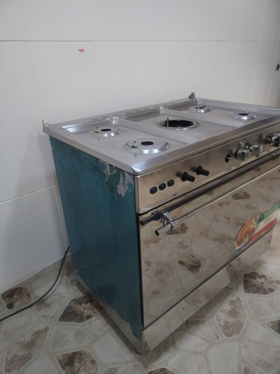 طباخ 5عيون شغال مستعمل للبيع اخو جديد فقط یحتاج يدات للتشفيل غاز 
 عنوان قادسية رقم ***********3
