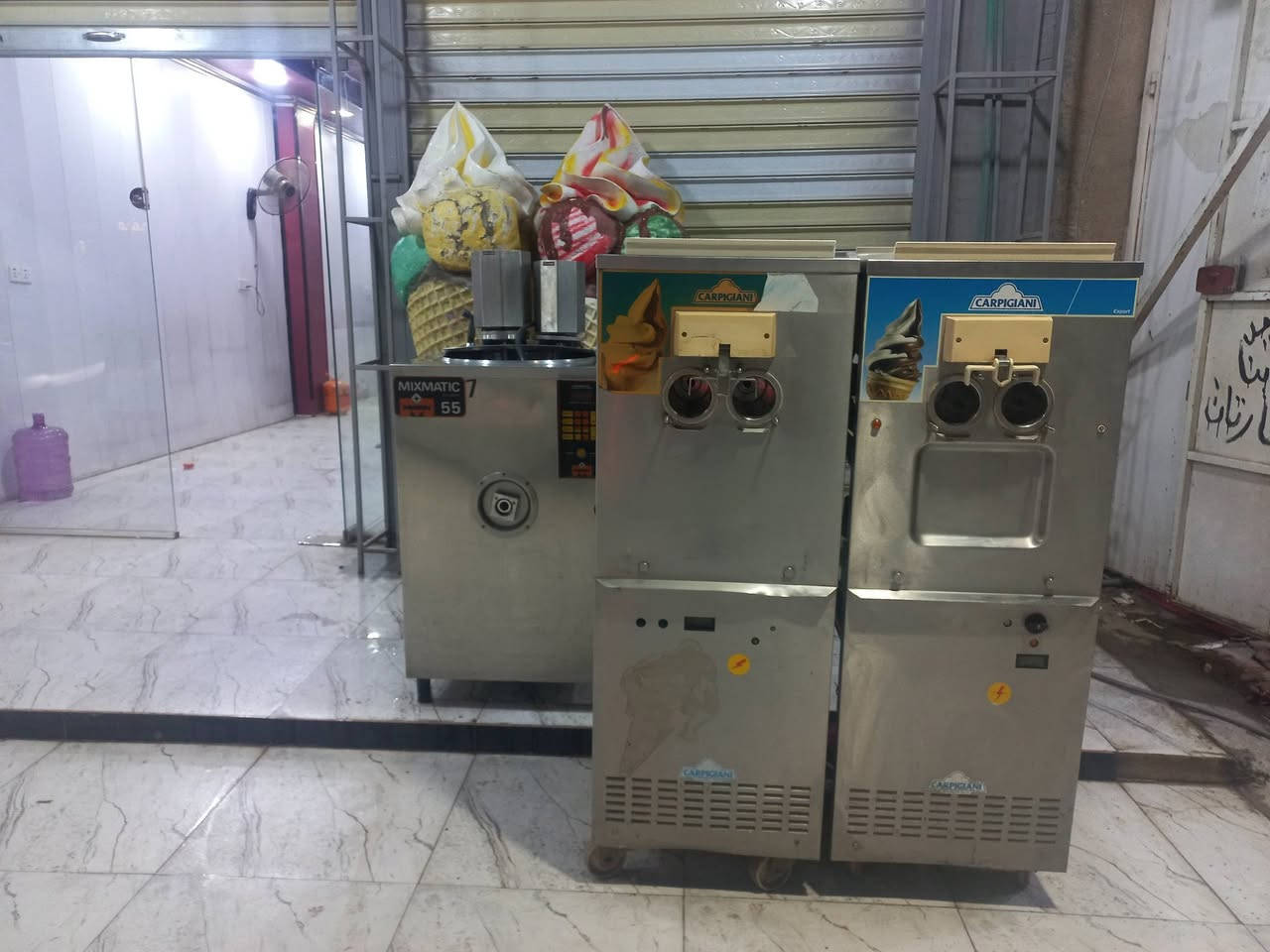 السلام عليكم مكينة كربجاني إيطالي الصنع بمات عادي تبريد ماء عدد ٢ 
بسترة نوع مارك إيطالي الصنع 55 لتر حار بارد دبل ماطور تبريد ماء 
مجسم ايسكريم عدد ٢
للبيع الموقع ديالى المقدادية الاستفسار اتصال  ***********
