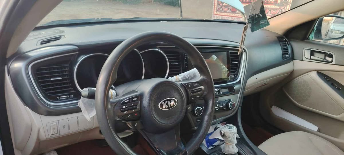 اوبتيما وارد أمريكي 2015 السيارة كارتون بمعنى الكلمة ماشيه 120 الف ضربتها فقط جاملغ جهة السائق ومبدل والباقي ليبل واحد للاستفسار *********** 
مكان السيارة ذي قار الشطرة بسمي وسنوية لل 2029 الشطره, ذي قار
