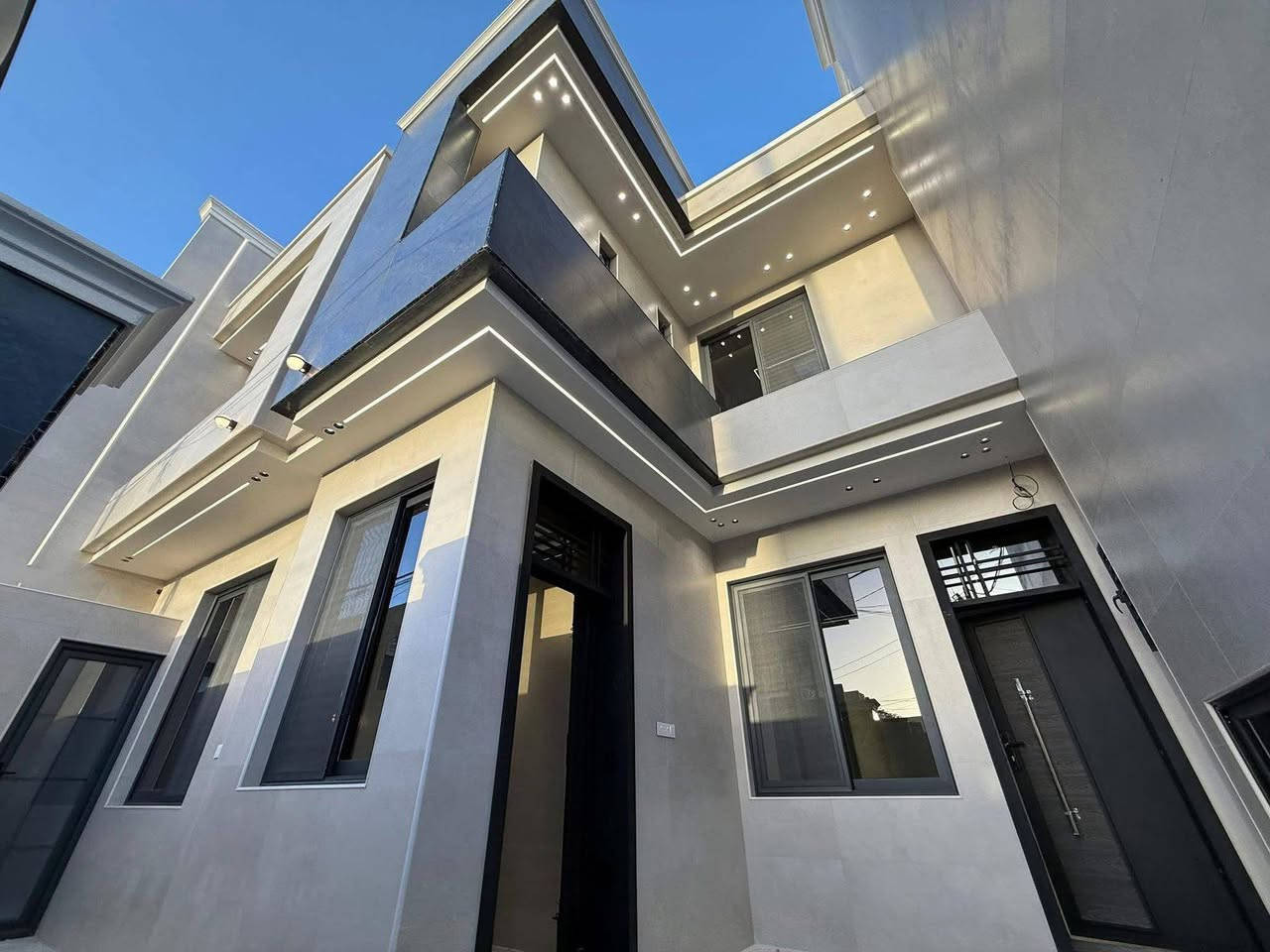 ‏‎‏‎دار  للبيع او المراوس النجف الاشرف
حي الغري
مساحه الدار  ٢٠٠ م 
شارع ١٠ موقع ممتاز 
طابقين بناء جديد vip
قرب الاربع شوارع

‏‎  للاستفسار مراجعة مكتب العطاء للوساطه العقاريه في حي الجامعه سايدين سلام-جامعه 
مقابل مجمع زيد و حسن

او الاتصال 
‏‎*********** (يتوفر واتساب)
