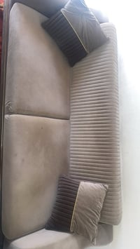 عندي تخم كراسي اثنين قنافة اثنين عنواني بغداد ￼ والسعر 600 وبي مجال شو...