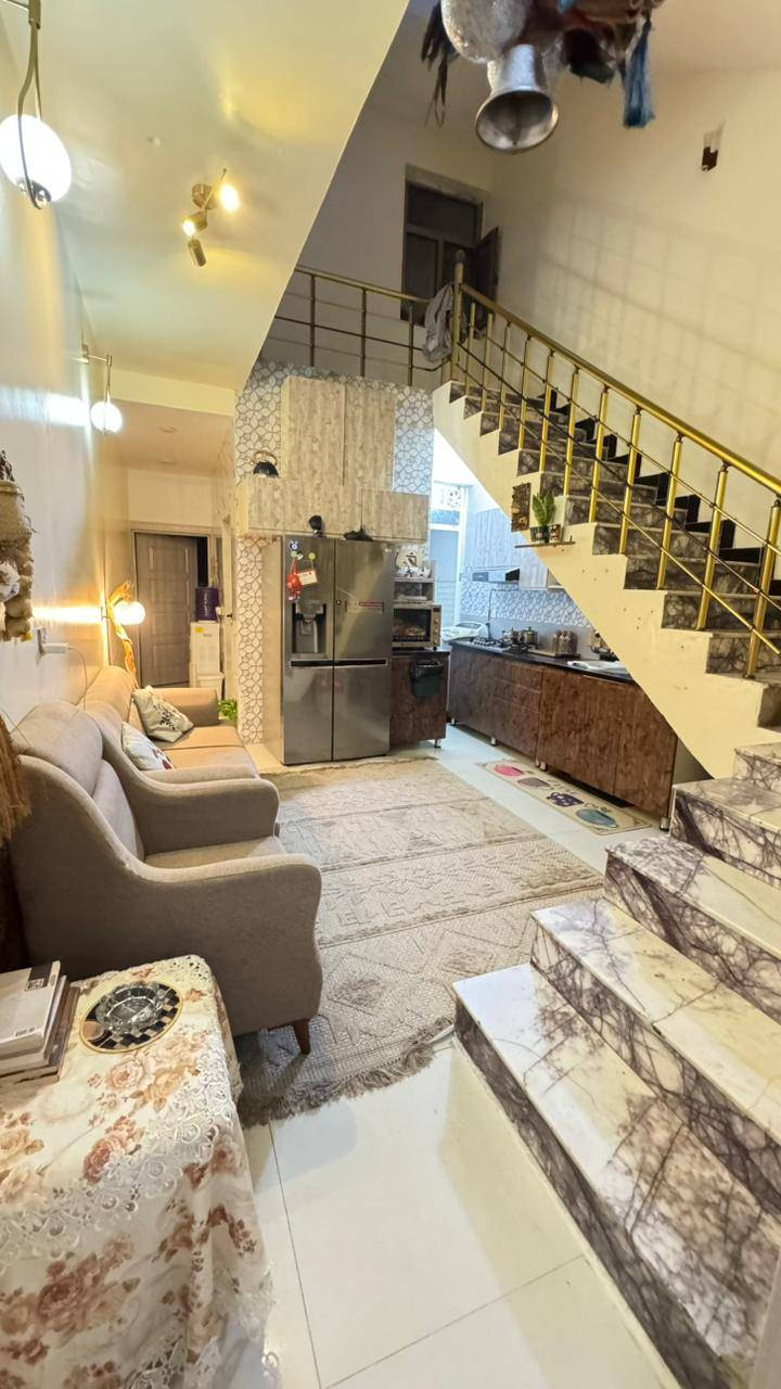 دار للبيع في شارع فلسطين حي النيل محلة 503البيت بناء2021 يتكون من خمس غرف نوم وثلاث حمامات استقبال كبيرة  البيت يوجد فيه نضام شقة ودرج خارجي تحتوي غرفتين مطبخ صغير وحمام وترك طبعا وبلكونة صغيرة الشقة  من ضمن غرف البيت  مع حولي  ومطبخ شارع نضيف وهادي مساحة 135طابوا صرف تفاصيل ع رقم *********** ابو ود
