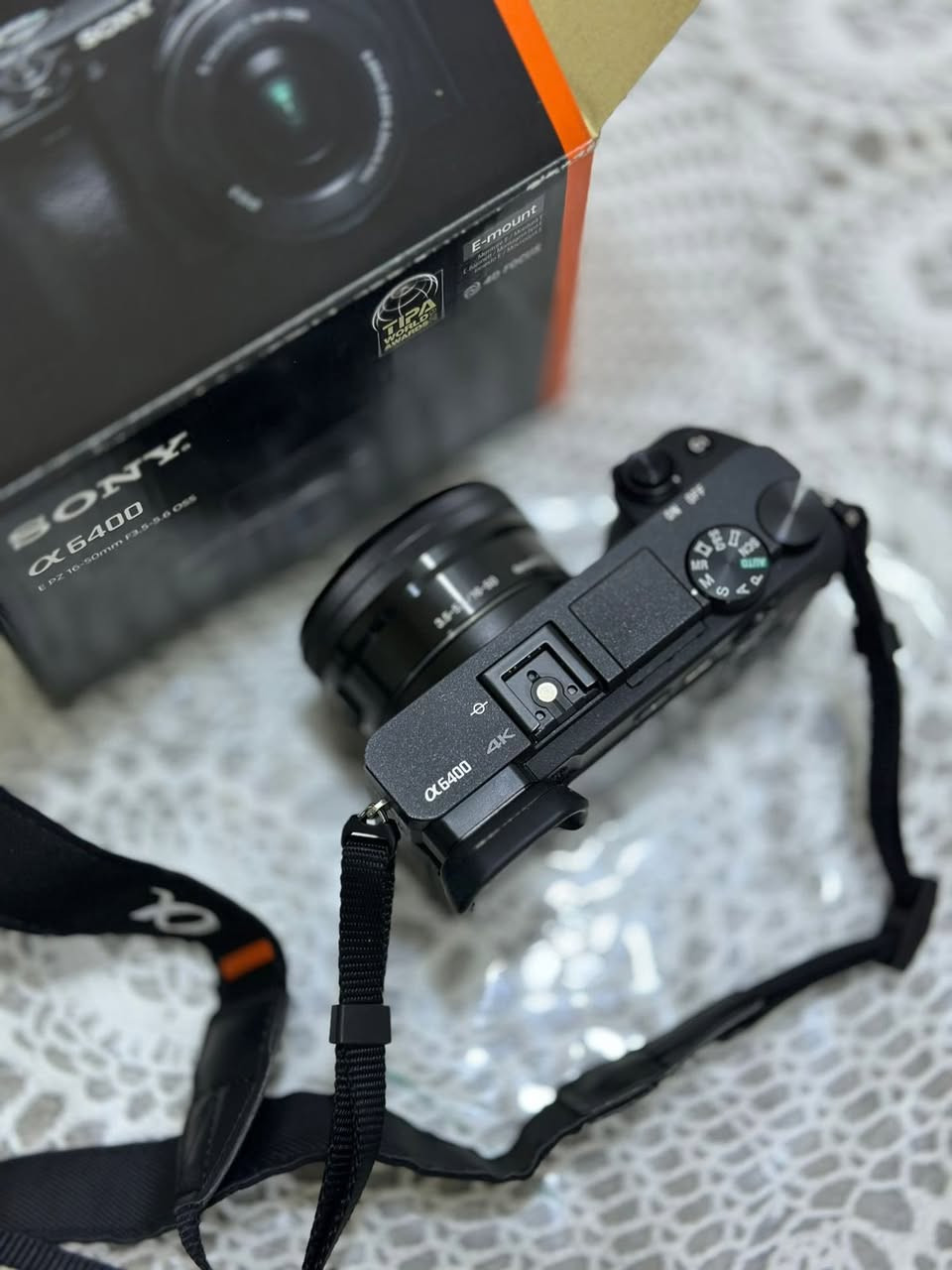 كاميرا sony 6400 الخيار الأمثل لصنّاع المحتوى, اليوتيوبرز، والمصورين الطموحين كاميرا تقدم أداء احترافي يناسب تصوير الأشخاص، المناسبات، السفر، الفلوكات ، والبورتريه .

المواصفات والمميزات: 
جودة صور وفيديو عالية بدقة 24.2MP و4K.  
تركيز تلقائي سريع وممتاز حتى للحركة.  
شاشة مائلة 180° للفلوك والتصوير الذاتي.  
سهلة الاستخدام حتى للمبتدئين والمتقدمين.  
أداء قوي في الإضاءة الضعيفة.
مثالية للتصوير الإعلاني وصناعة المحتوى. 

الملحقات:
عدسة ال 16-50 
وملحقات الكرتون كاملة مع جميع الإكسسوارات الأصلية 
 +بطاريتان مع شاحن
السعر :850 ألف وبيها مجال بسيط.
المكان : النجف فقط
التواصل عبر الواتساب او الاتصال :***********
