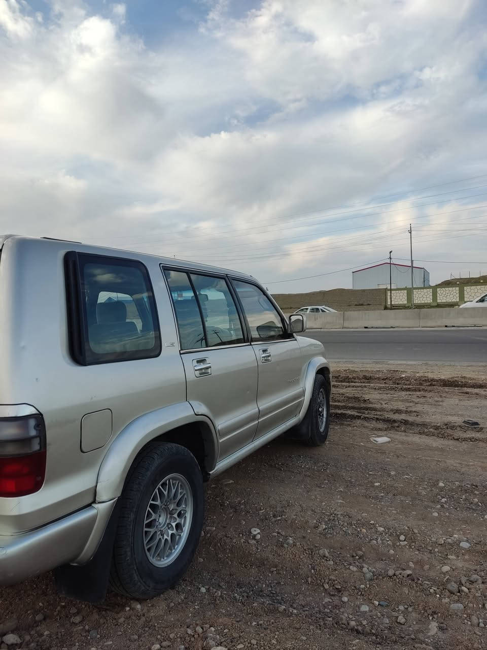 السلام عليكم ترهم نقد وترهم اقساط حسب القناعة
ايسوزو موديل 2001 رقم اربيل كير و محرك بطة ٣٠٠٠ 
سيارة خير من الله ماناقصها اي شي ونضيفة بدون اي ضرر 
السعر 75 وبيها مجال للشراي سنوية باسمي لل2027 رقم جديد 
مكان السيارة الزاب قرية النميصة للاستفسار التواصل على الخاص او على *********** بي واتساب
