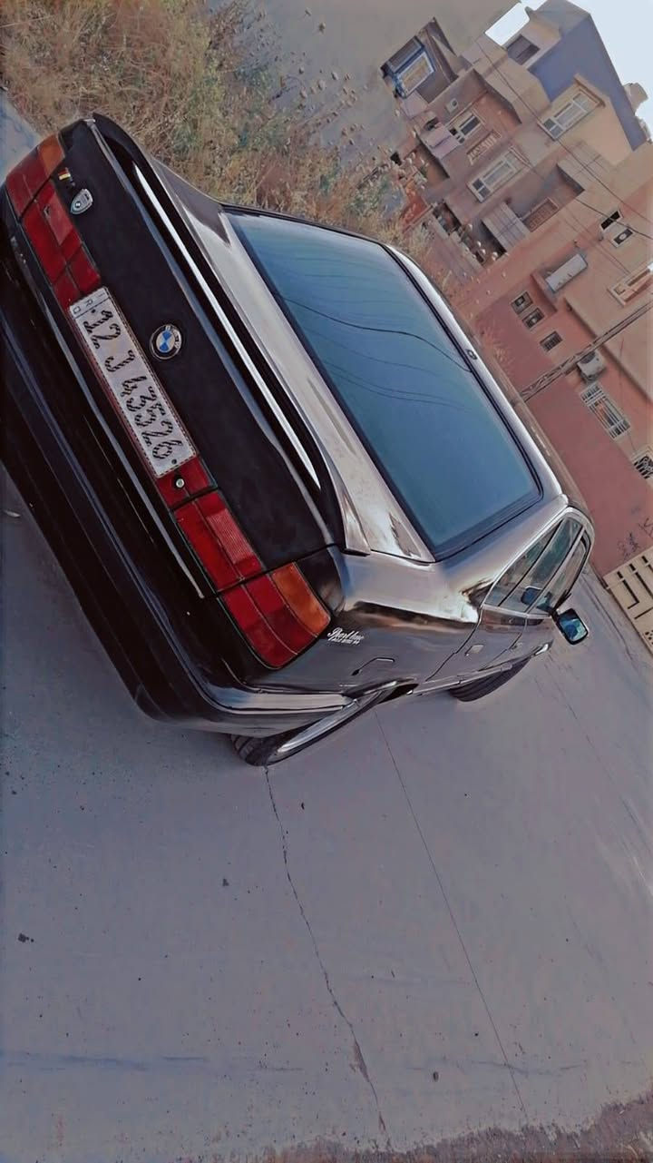 سلام عليكم للبيع BMW اسود كحلي حجم 520 موديل 1991 كير محرك كبس شرط اربع تايرات جدد سياره بيها طخه بجاملغ الخلفي سنويه 2031 سياره بسمي شرط التحويل سياره مكفوله السعر 62 وبيها مجال للاستفسار الاتصال ***********
