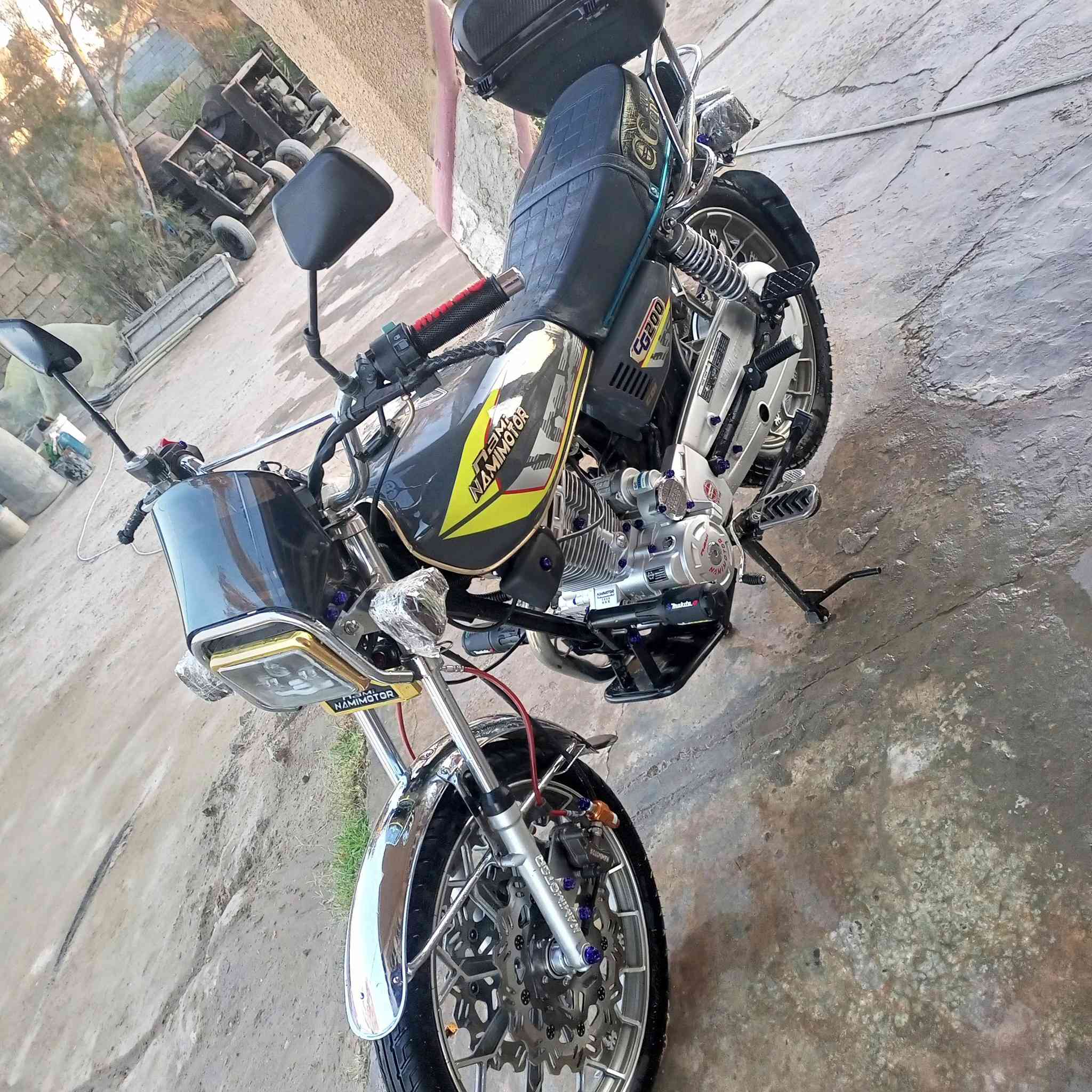 سلامه عليكم دراجه للبيع الوراق كامله موديل 2025محرك200cc ماشيه6000دراجه نضيفه وحلوه *********** مكان الا نبار كرمه السعر 825وبيها مجال
