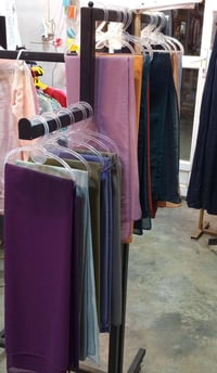 ستاند ملابس تركي حديد الأصلي يستخدم تعليك جميع الألبسة متحرك  السعر 80...