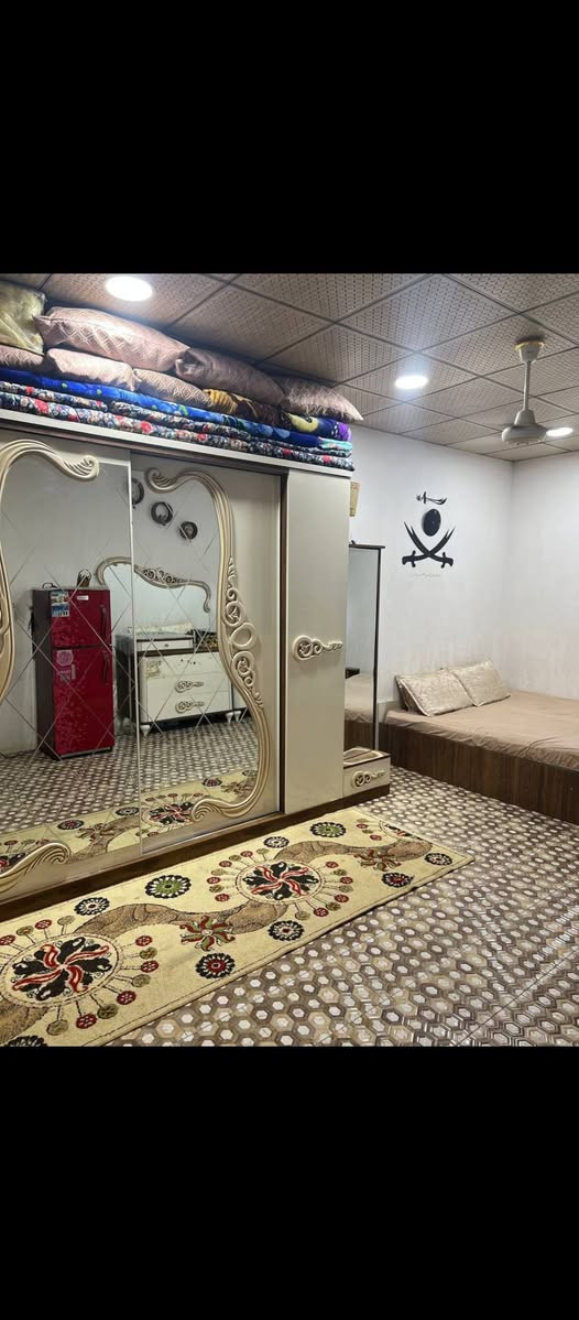 السلام عليكم بيت البيع 
مساحه 150متر بيه اربع غرف نوم  واستقبال و صاله اثنين وحمامات 3 وكراج المكان حي المهندسين العسكري والسعر 160وبيه مجال  الاستفسار اكثر عل رقم ***********
