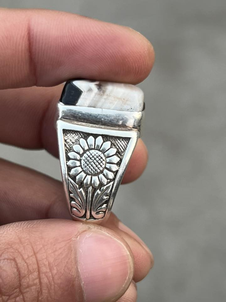 جَاءَ فِي الْحَدِيثِ الشَّرِيفِ عَنْ رَسُولِ اللَّهِ (صلى اللَّهُ عَلَيْهِ وَآلِهِ وسلم) مخاطباً سَلْمَانَ الْمحمدي :

 "يا سَلْمَانُ ، حُبُّ فَاطِمَةَ يَنْفَعُ فِي مِائَةٍ مِنَ المَوَاطِنِ ، أَيْسَرُ تِلْكَ الْمَوَاطِنِ : الْمَوْتُ ، وَالْقَبْرُ ، وَالْمِيزَانُ ، وَالْمَحْشَرُ ، وَالصِّرَاطُ ، وَالْمُحَاسَبَةُ . فمَن رَضِيَتْ عَنْهُ ابْنَتِي فَاطِمَةُ رَضِيتُ عَنْهُ ، ومَن رَضِيتُ عَنْهُ رَضِيَ اللَّهُ عَنْهُ . ومَنْ غَضِبْتُ عَلَيْهِ فَاطِمَةُ غَضِبْتُ عَلَيْهِ ، ومَن غَضِبْتُ عَلَيْهِ غَضَبَ اللَّهُ عَلَيْهِ يَا سَلْمَانُ وَيْلٌ لِمَنْ يَظْلِمُهَا "

عقيق جزع يماني قديم 
شگل قديم  صياغه يدويه 
بغداد م الصدر ***********
