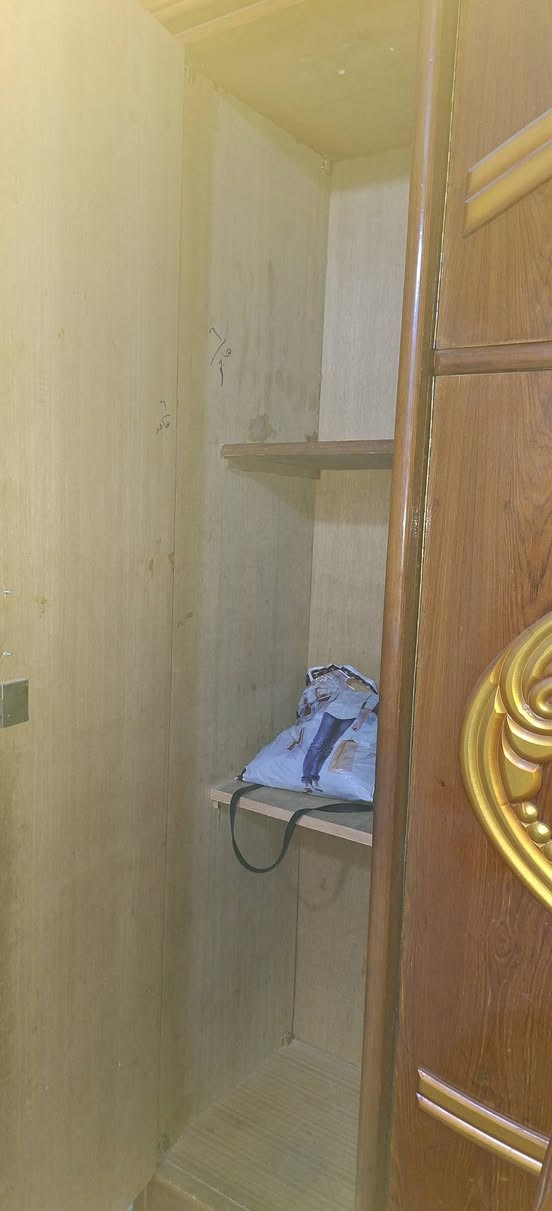 للبيع مستعجل ..غرفه نوم 6ابواب ملحق صاج داخل وخارج ...قياس استندر 
السعر قفل 500 الف 
عنوان المدينه شارع الاورفلي 
*********** ابو كرار
