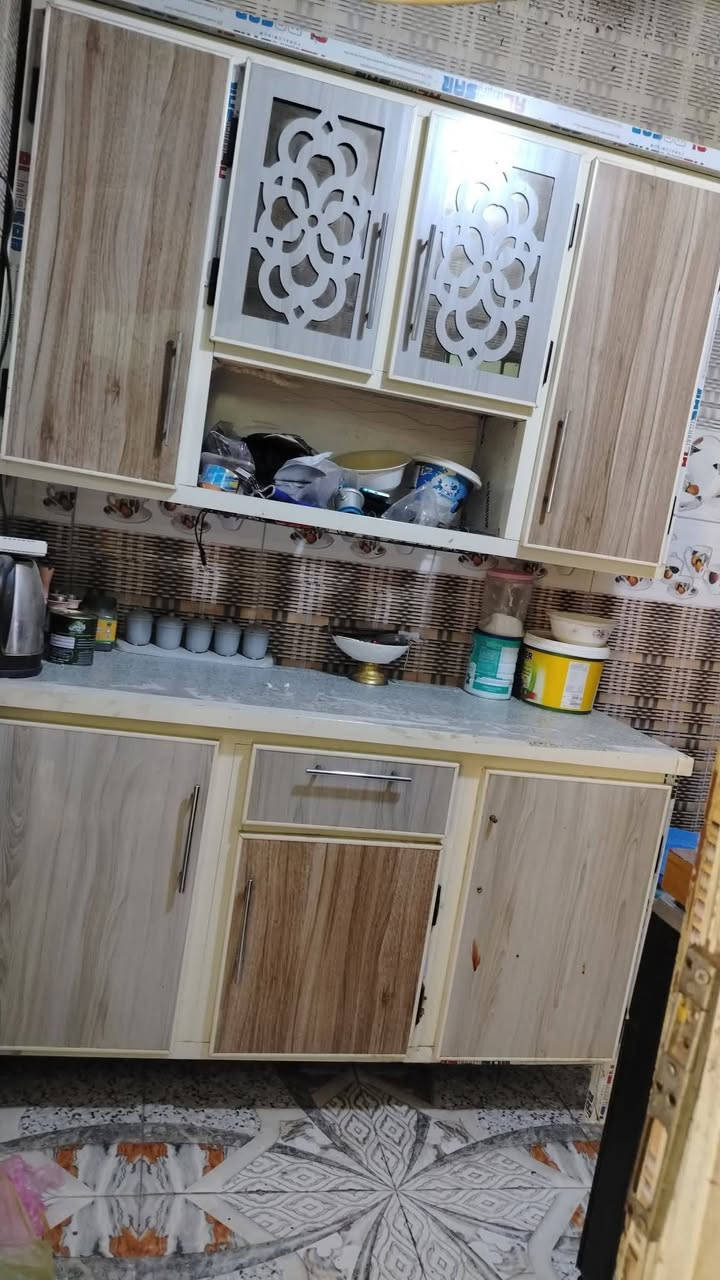 السلام عليكم نص بيت بالحيانيه قرب سوق القسم نضيف بناء موقديم طابقين طابو ٣غرف بي وموزع وهولين كبار مطبخ وصحيات سعر البيت ٦٩وبي مجال اتصل بالرقم بي واتساب ***********
