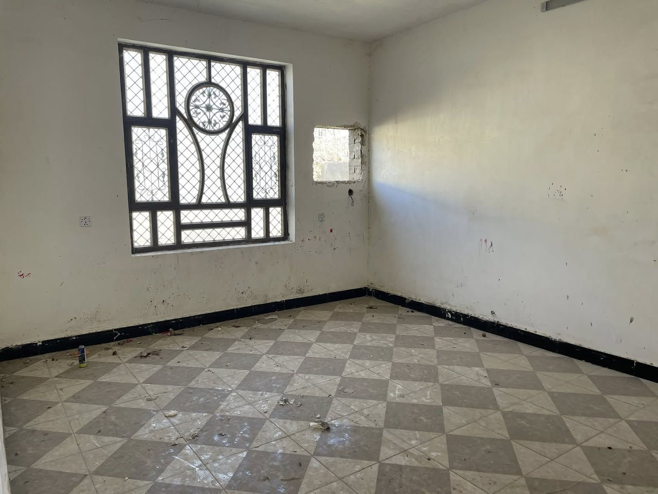 السلام عليكم بيت طابقين زراعي سند 25 للبيع المساحه 625 متر مساحة البناء 200 متر الطابق الارضي استقبال ومطبخ وغرفة وصحيات وحولي كبير الطابق الثاني غرفتين
 التاجي خلف منشاة نصر 
السعر تواصل على رقم الهاتف ***********
***********
