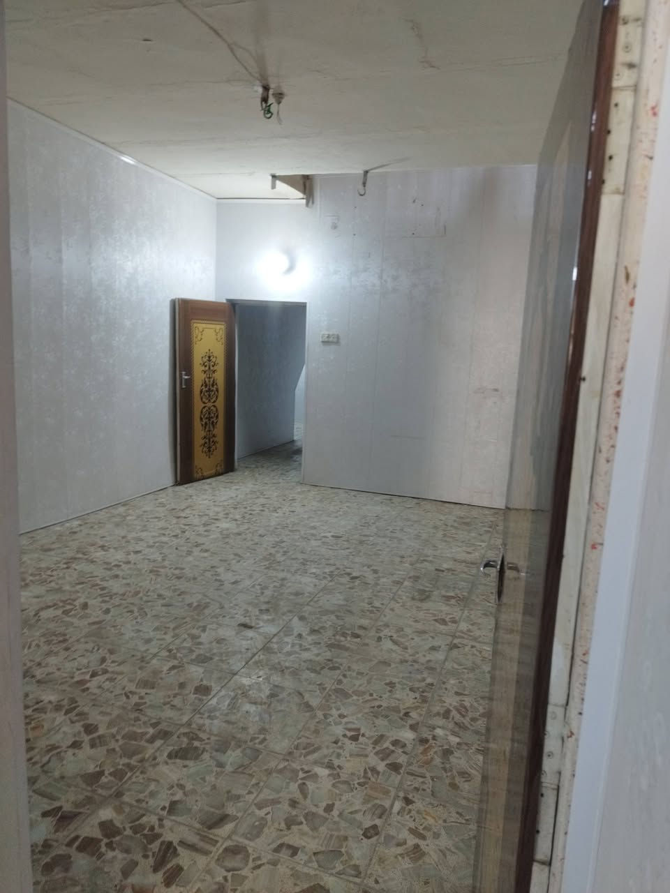 السلام عليكم مشتمل للايجار مساحته 80 يكفي عائله صغيره يتكون من هول وغرفه ومطبخ وصحيات العنوان حي اور قرب حسينيه المصطفى فرع مقابل ملعب فوزي  للاستفسار  ***********
