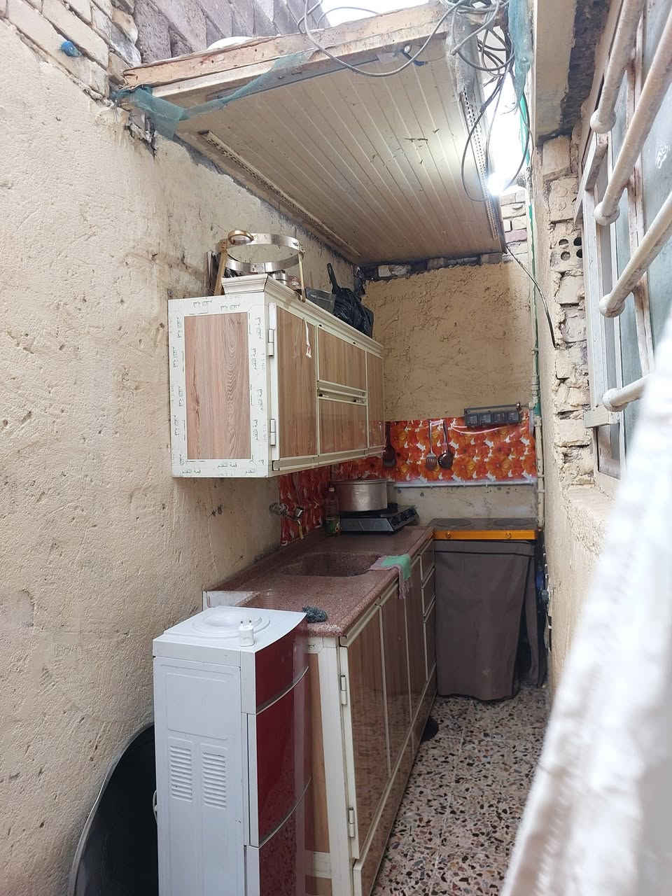 بيت قاطين على شارع العام كامل خدمات مي  خطين كهرباء  مساحه ١١٠ بيه محل   ***********
