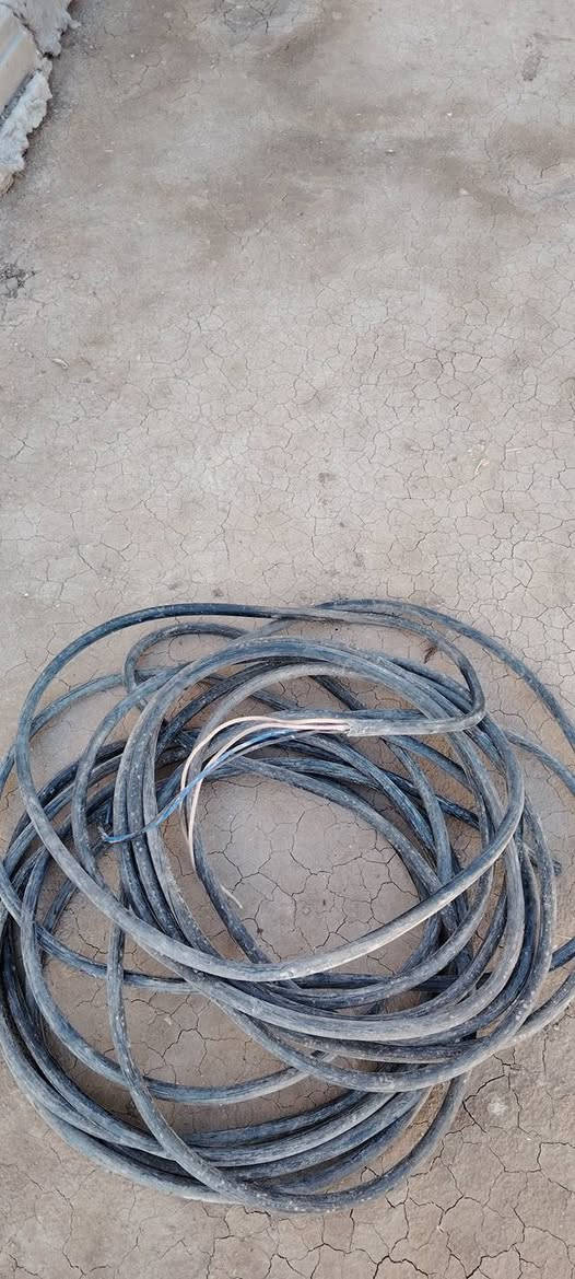 كيبل للبيع 30 متر 
4 خط في 10 ملم 
استعمال قليل سعر المتر 5000
***********
