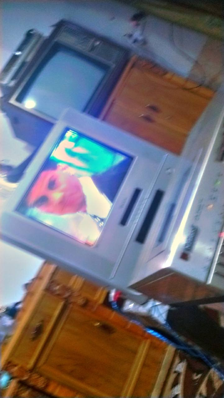 البيع تلفزيون سام سونك الموئسه وفديو نشلل 7000لوك نضافتهن 95٪ بلاديات علا وضع الشركه نضيفات جدن جدن الاتصال علا الرقم ***********والله والي التوفيق
