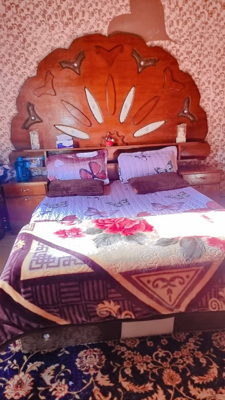 تخت كامل للبيع سعر 100مكاني موصل أيسر الرشيديه رقمي ***********
