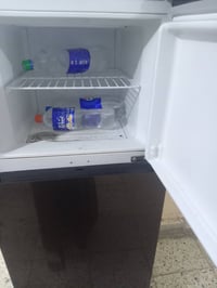 ثلاجه للبيع شغاله ونضيفه كلش مكاني بغداد السعر ١٢٥ للاستفسار ٠٧٨٥٢١٠٦٠...