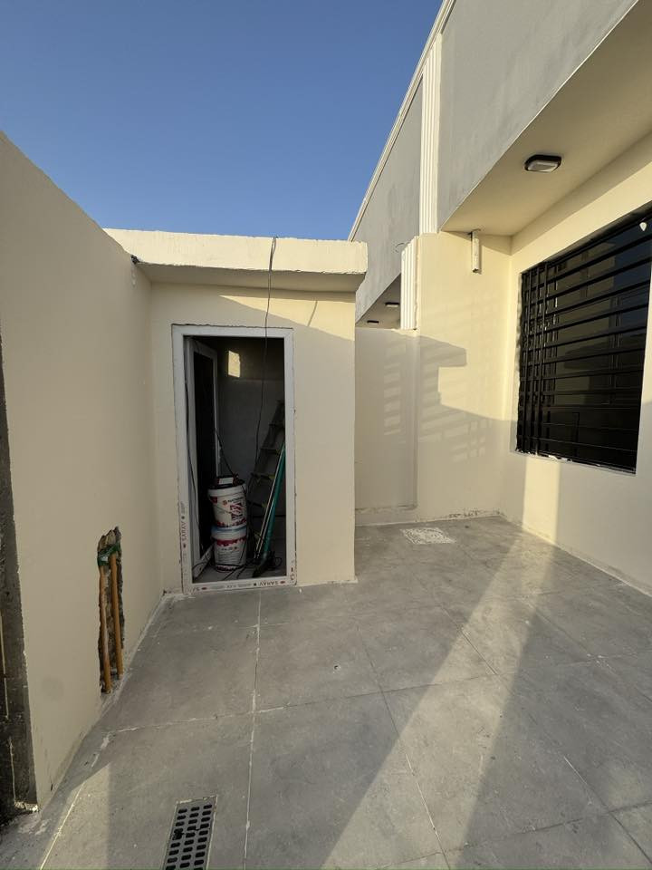 السلام عليكم بيت للبيع المساحة ١٢٥ واجهه على ساحة كبيرة جدااا البناء طابوق درجى اولى غرفة ومطبخ وصالة وستقبال وفوك صالة كبيرة الموقع قرب مجمع الوفاء مقابل واحات العتبة
السعر ١١٠ 
***********
