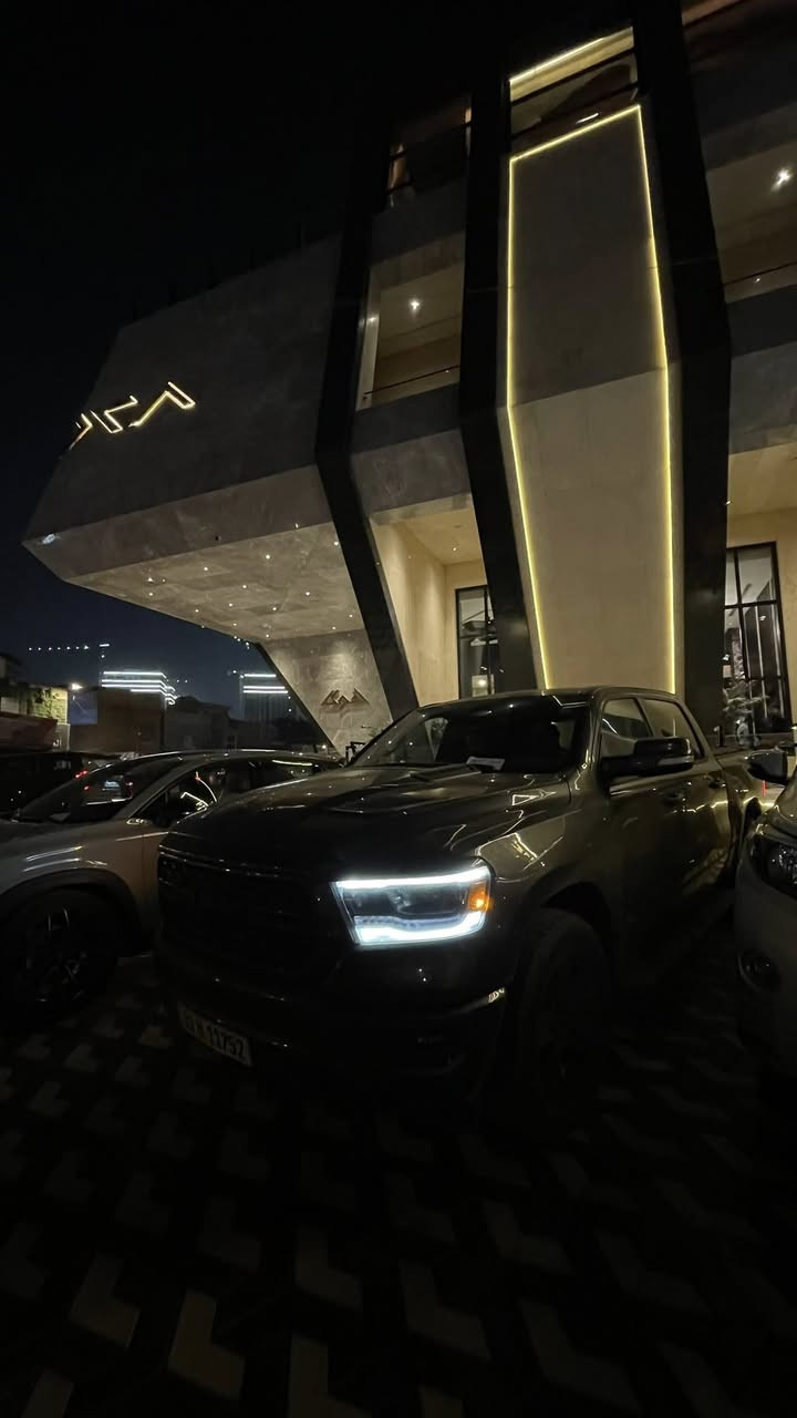 السلام عليكم
سيارة دوج رام موديل 2022 
فئة السيارة سبورت بلاك ادشن
ماشية( 73 الف كيلو )
مواصفات السيارة فول عدى فتحه 
كشنات جلد تدفئة تبريد كشنات وستيرن تدفئة شاشه تيسلا (اكبر شاشه) منافذ كهرباء USB + TYPE C 
سستم صوت هارمن كاردن 
السيارة مغلفة PPF من دبي مركز بلاك دايموند
دوسات بانزين وبريك كهرباء تحكم بلارتفاع + مرايات كهرباء + حساسات ورادارات امامية خلفية 
توقف ذاتي 
السيارة كلييين تايتل من الدعاميه للدعامية كفالة عامه من اي شي السيارة باب طويل بدي قصير + فور ويل + هيمي المرغوب 
نظام فصلة 4 سلندر تقليل صرفية البانزين
حبايب سعر السيارة 37500 قفل السيارة شرط تفحص وين متريد سونار ورقم الشاصي موجود ادزه الك
***********
