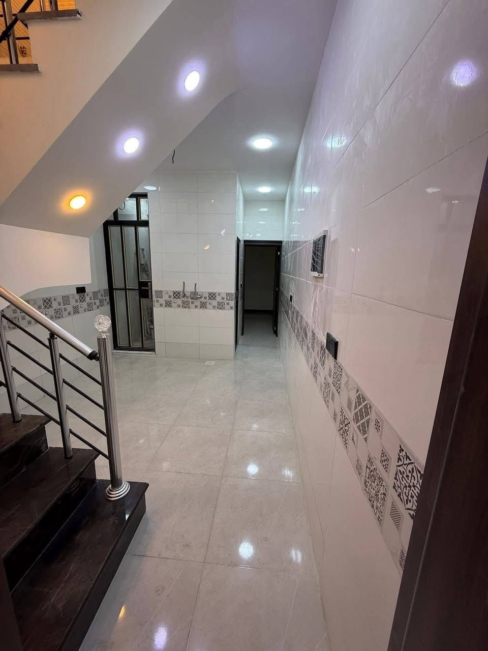 دور حديثه للبيع المساحة (50)م 3نوم وصالة ومطبخ وخدمات وطرمة كلها مرمر وسيراميك حي القاهرة خلف تانكي الماء الدلفية اب علي الخزرجي مكتب الشماسية للعقار القاهرة الدلفية (***********).
