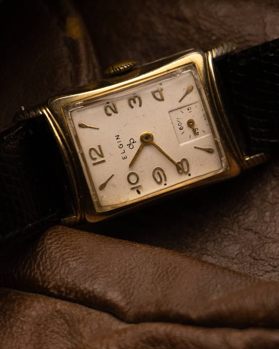 1940-1950 VINTAGE  𝔈𝔩𝔤𝔦𝔫 ART DECO AMERICAN
 WATCH USA .
من حقبه الأربعينات إلى حقبة الخمسينات من القرن العشرين تم إنتاج هذه التحفه الفريده من شركه إليجن العريقه بتصميم آرت ديكو مميز 
تناسب الذوق الرفيع لكلا الجنسين ومغلفه بالذهب عيار 10 قيراط 

🕓 تصميم آرت ديكو مميز بقطر يونيسيكس مناسب لكلا الجنسين 

🕓 ميناء بيضاء ( dail ) بأرقام كلاسيكيه مغلفه ذهب عيار 10k

🕓 عقارب ناعمه ذهبيه شكل (stik) مع سنتر ثواني منفصل على الرقم6

🕓 ماكنه نصب تكويك مستطيله 17 جوهره تعمل بنظام التعبئة اليدوية 

🕓  عيار الحركهUSA 673 من انتاج شركه إليجن مع ضبط وتعديل وضعيات 
الحركه (Adjusted) اي بمعنى الساعه من الإصدارات العاليه لهذه الشركه
🕓 الرقم المرجعي S 484984

🕓 سير جلد طبيعي أصلي اوربي مستبدل بلون اسود من براند كرستيان ديور
🕓 جميع القطع المتوفرة اصليه فنتج مع ضمان جوده الوقت
🕓لا نتعامل بالكوبي والمجدد 
🕓 خدمة التوصيل متوفره لجميع محافظات العراق 

 #carlowatch #ساعات_رجاليه
#vintagewatch #elgin #watch


**إذا كنت صاحب هذا الإعلان وتريد حذفه لأي سبب، رجاءا أرسل رسالة إلى الدعم الفني**
