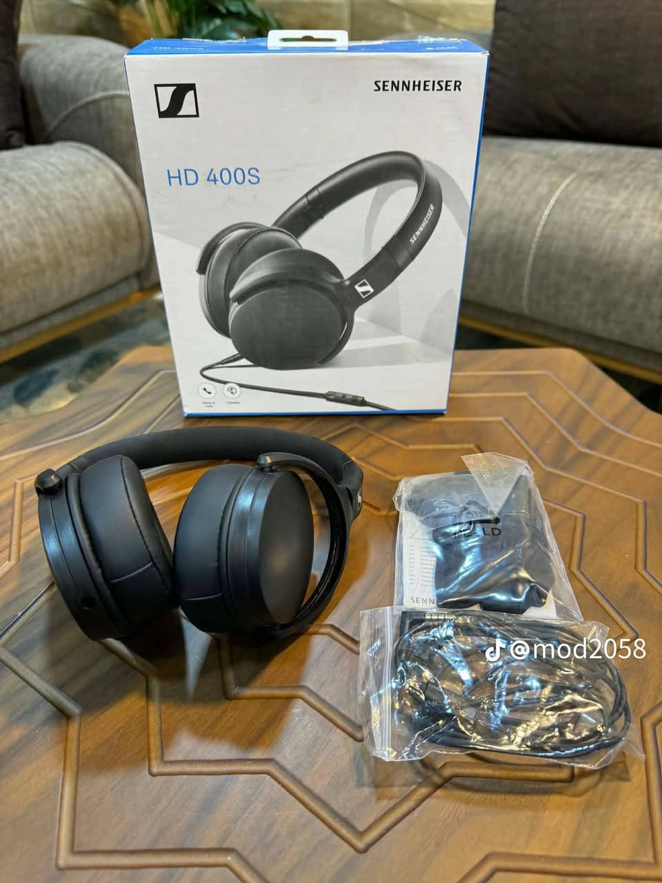 ⸻

🎧 سماعة رأس سنهايزر HD 400S

تتميز سماعة Sennheiser HD 400S بالخصائص التالية:

🔹 سماعة فوق الأذن (Over-Ear) 🎧 بتصميم مغلق من الخلف 🔇 لتقليل الضوضاء المحيطة والاستمتاع بصوت نقي.

🔹 تحتوي على ميكروفون 🎤 وجهاز تحكم ذكي بزر واحد مدمج في الكابل، لإدارة المكالمات 📞 والموسيقى ▶️ بسهولة.

🔹 تصميم متين وقابل للطي 🔄 لسهولة التخزين والحمل أثناء التنقل 🚶‍♂️.

🔹 توفر صوتاً ديناميكياً واضحاً 🔊 مع استجابة قوية للترددات المنخفضة (Bass) 🎵 لعشاق الصوت العميق.

السعر 45000الف مع التوصيل متوفر لجميع  المحافظات


**إذا كنت صاحب هذا الإعلان وتريد حذفه لأي سبب، رجاءا أرسل رسالة إلى الدعم الفني**